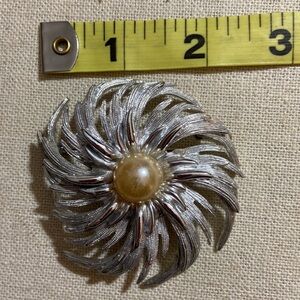 Sarah Coventry Vintage Sunburst Silvertone  Elegant Brooch Pin 4430